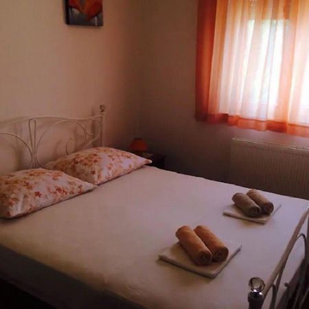 Apartments And Rooms Ognjen - Family Apartments With Free Parking Betina  Exterior foto