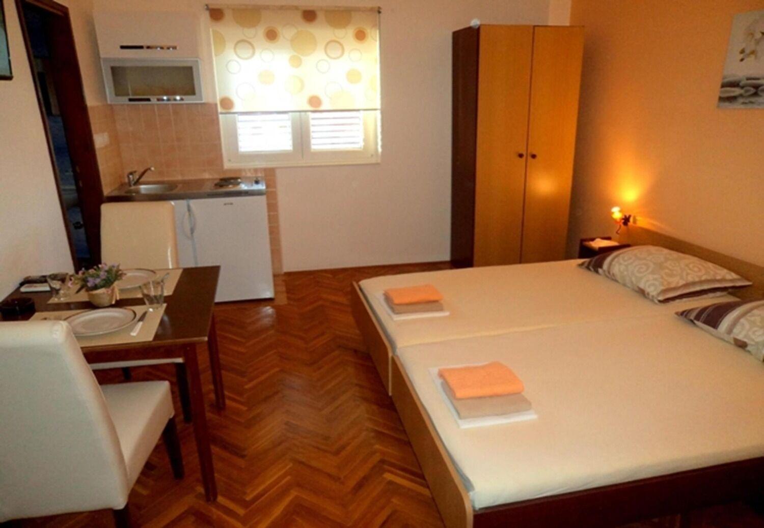 Apartments And Rooms Ognjen - Family Apartments With Free Parking Betina  Exterior foto