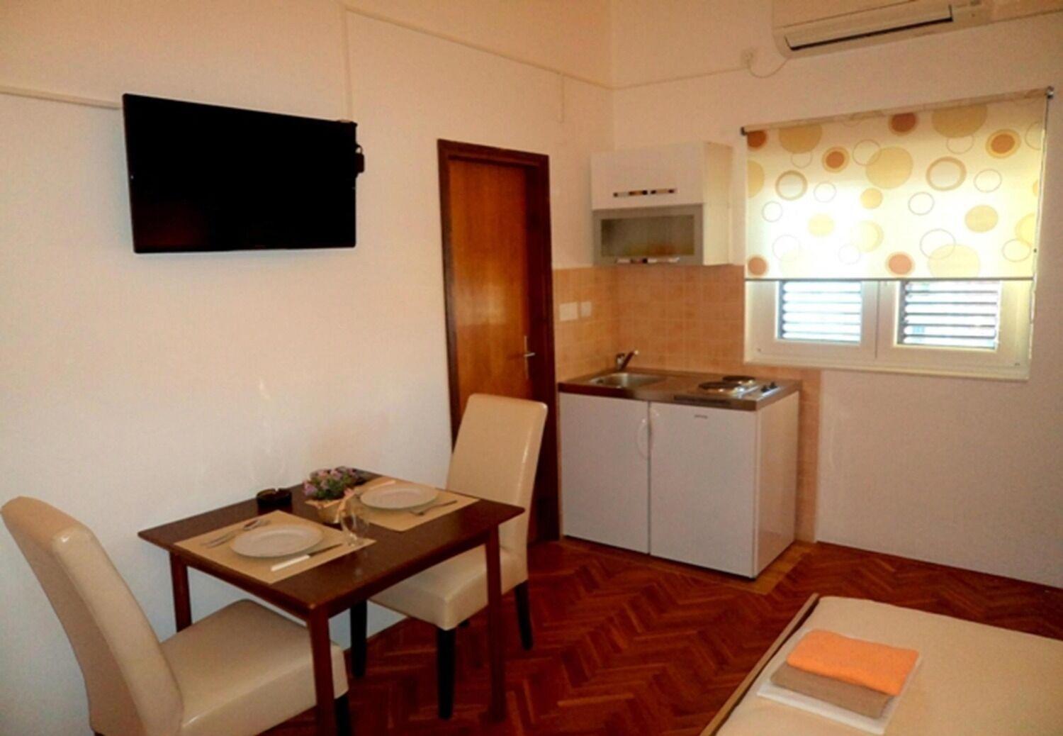 Apartments And Rooms Ognjen - Family Apartments With Free Parking Betina  Exterior foto